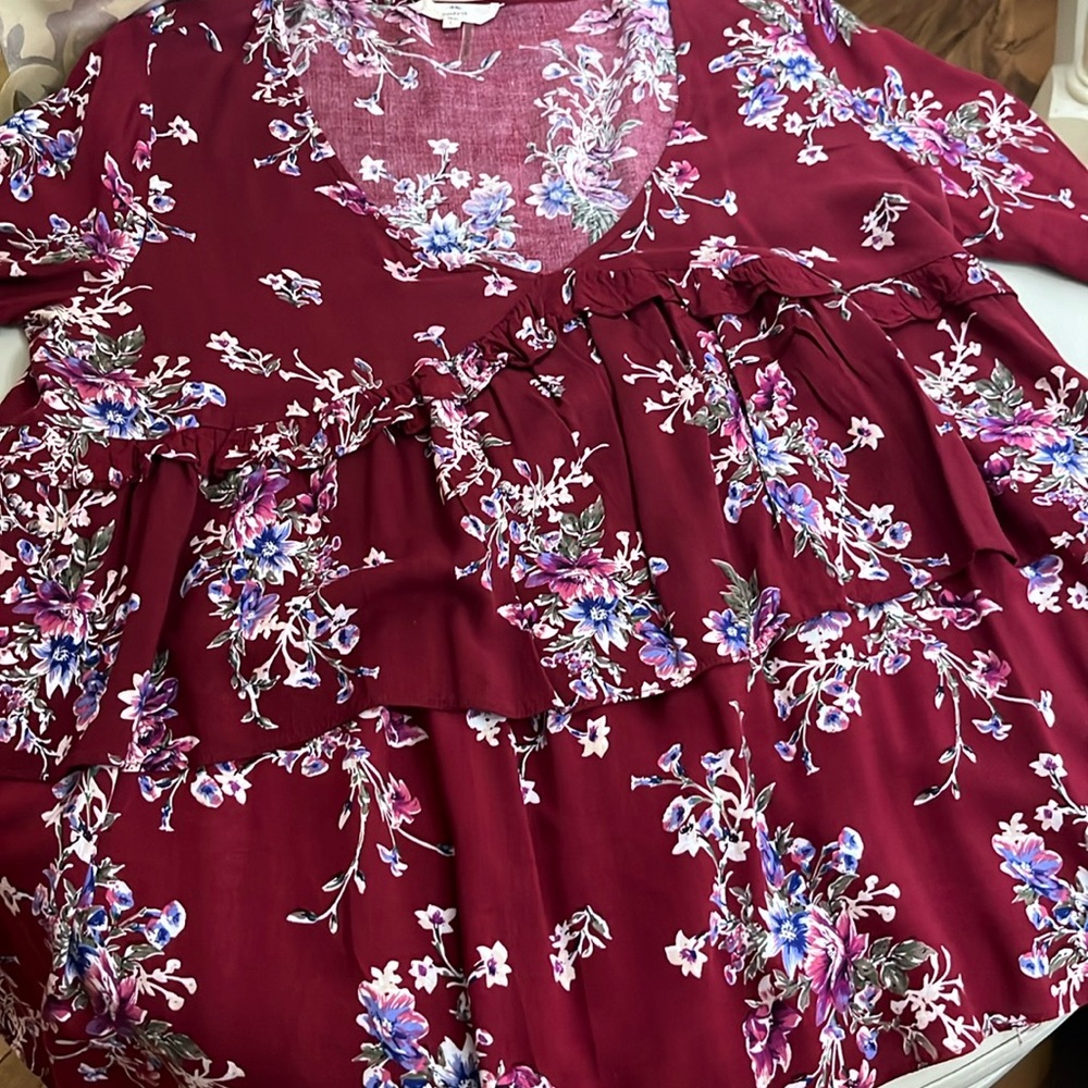 Very pretty ENTRO blouse with ruffles on the fr and sleeves. Sz L